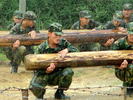 450px_20100321162537Prcinfantry Chinese soldiers training by carrying logs