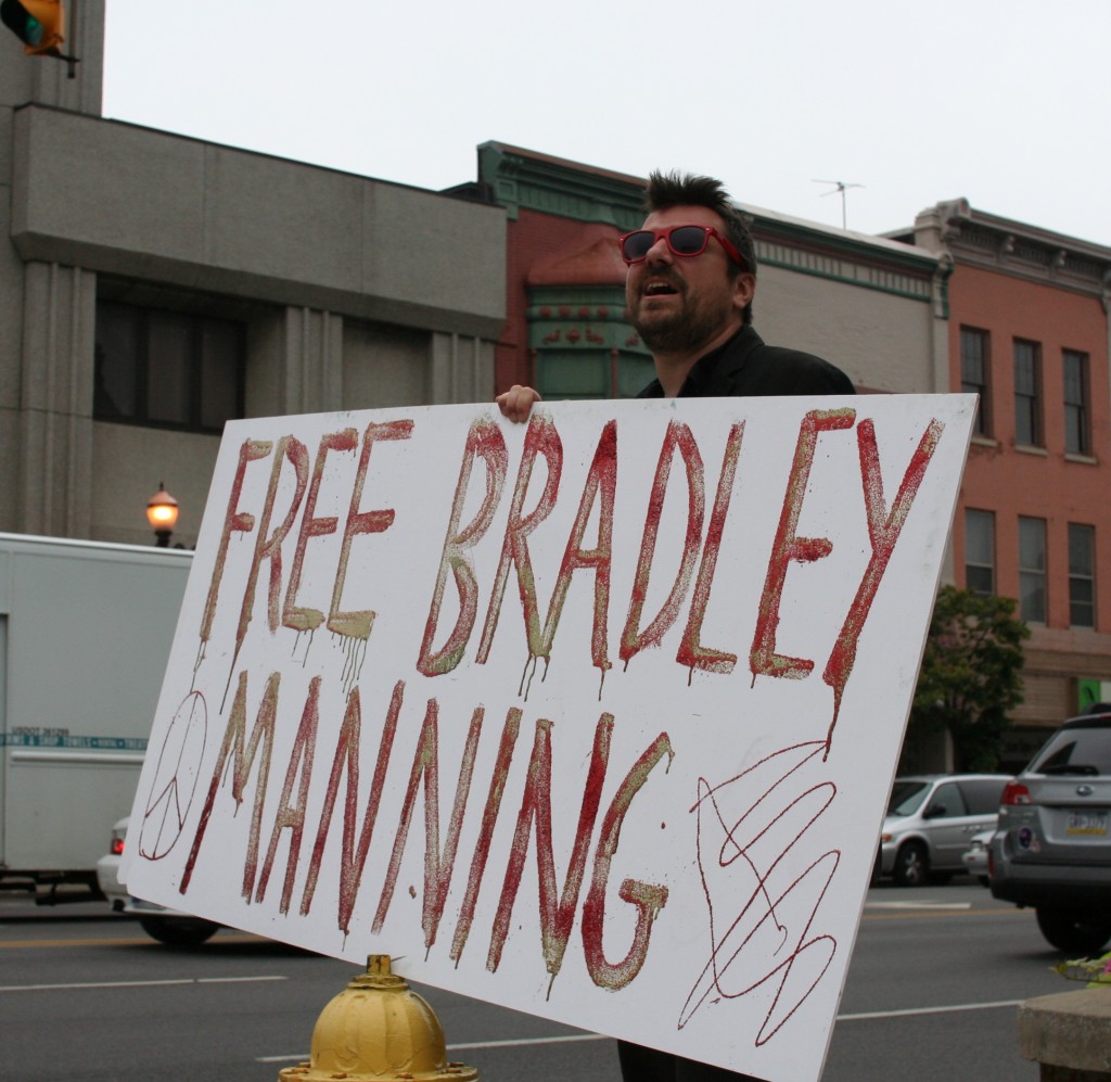 Jason_Urbanski_Free_Bradley_Manning_1554 Protestor holds sign reading "FREE BRADLEY MANNING" (Photo: EEJ)